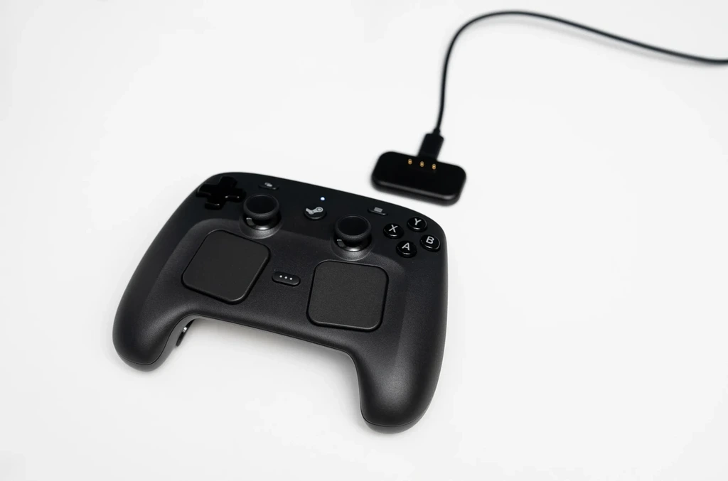 附贈名為「Puck」的多功能底座，結合了無線接收器和磁吸充電座於一身，玩家只要將手掣靠近即可自動吸附充電。