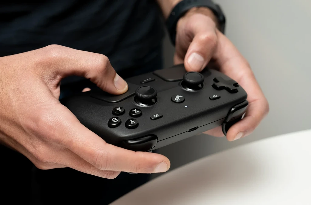 第二代 Steam Controller 於雙手拇指處的兩塊觸控板，讓 PC 遊戲玩家不需要額外準備鍵盤滑鼠也能透過觸控板進行操作。觸控板支援微震動回饋，可以用於點擊桌面選單、切換 Windows 應用程式。