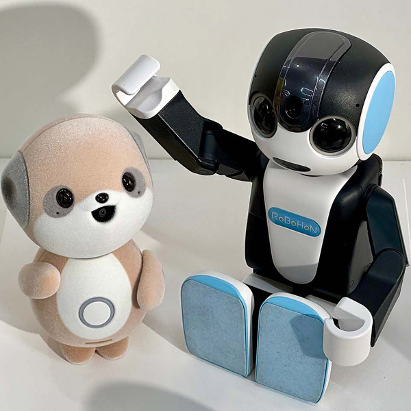 「Poketomo」是由開發過知名玩偶機器人 RoBoHoN 團隊操刀,Poketomo 專注於輕量化與更深層的情感交流。
