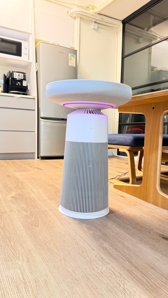 Aerospeaker 除了沿用茶几的外型設計,配備氣氛燈、手機無線充電板等功能外,更加入 360 度環繞藍牙音響。內建的專業喇叭能讓音樂流淌在整個空間。此外,Aerospeaker 底座部分的 HEPA 13 濾網與 UVnano 紫外線殺菌技術,能過濾掉 99.97% 的細菌與致敏原。