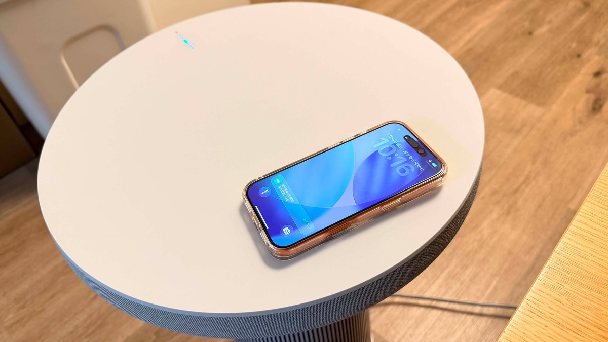 桌面有無線充電板,方便為手機充電。