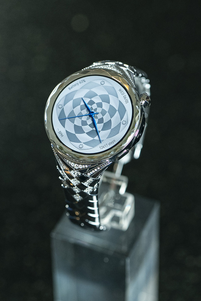 HUAWEI WATCH ULTIMATE DESIGN 星鑽綻放版在錶帶和錶冠鑲嵌了合共具備 99 顆天然鑽石。