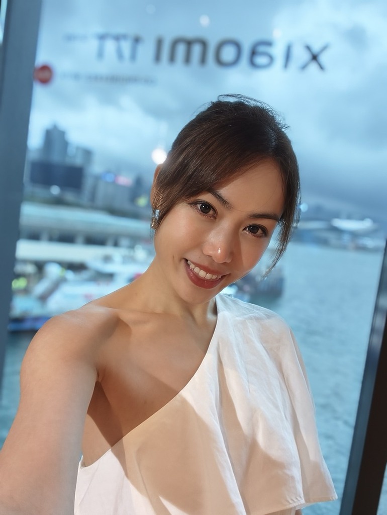 模特兒手持小米 17T Pro,利用前鏡頭及人像模式自拍,在現場燈光下仍能看到人像膚色亮麗,而且髮絲亦見細緻,模糊背景效果也十分自然。