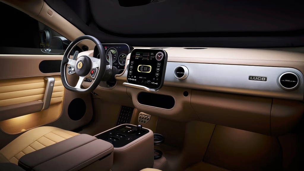 Ferrari Luce 強調物理操控、玻璃與鋁合金材質,以及直覺的操作體驗,沒有大尺寸觸控螢幕。