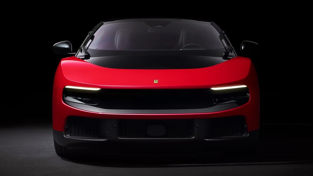 Luce 搭載四具獨立電動馬達,最大輸出超過 1,035 匹馬力(Launch Control 模式下可達 1,050 匹馬力),0-100km/h 加速僅需 2.5 秒。