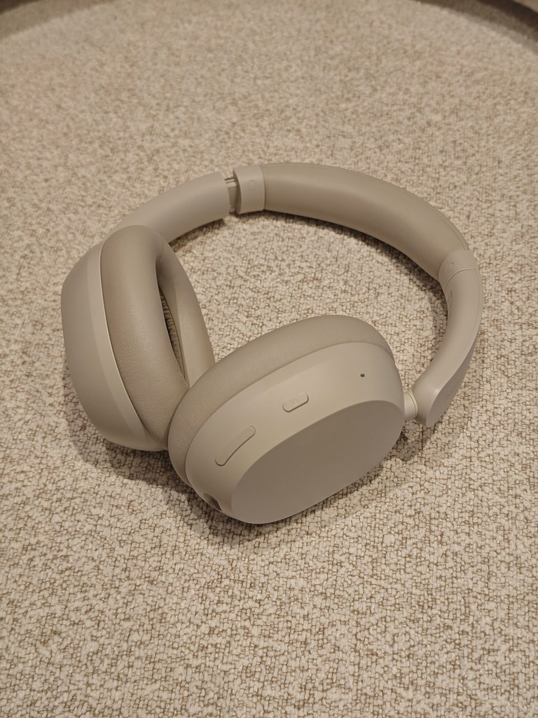 REDMI Headphone Neo,機側有音量鍵等按鍵。