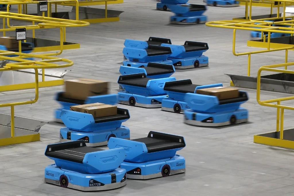 目前 Amazon 已大量引入搬運機械人於日常工作。