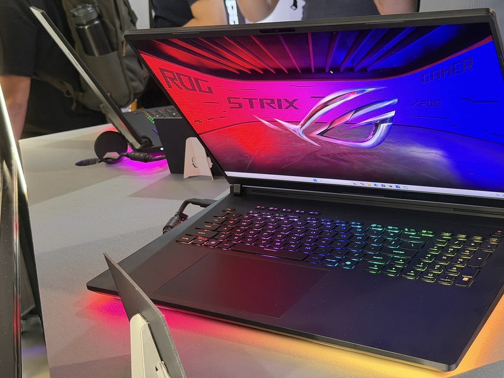 ROG Strix SCAR 18 (2026) 電競筆電，仍然有「底盤燈」風格。