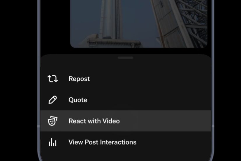 在彈出的選單中,選擇 「React with Video」(在 Repost 和 Quote 之間或下面)。