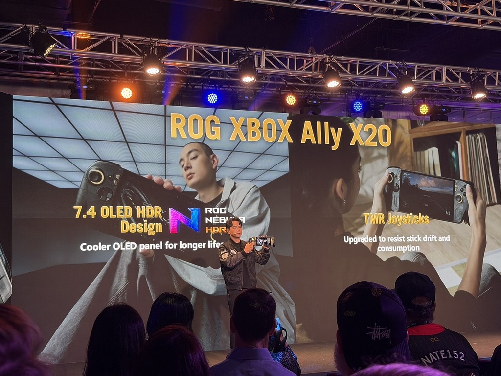ROG XBOX Ally X20 改為搭載全新 7.4 吋 ROG Nebula HDR OLED 顯示螢幕。