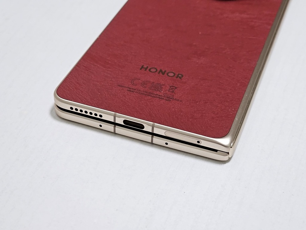 機底設有 USB Type-C 和 SIM 卡槽。