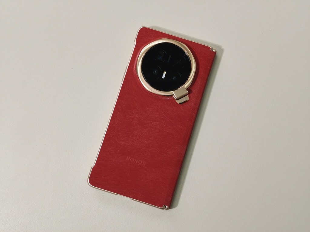 官方的赤兔红手機殼亦有馬毛紋理手感。