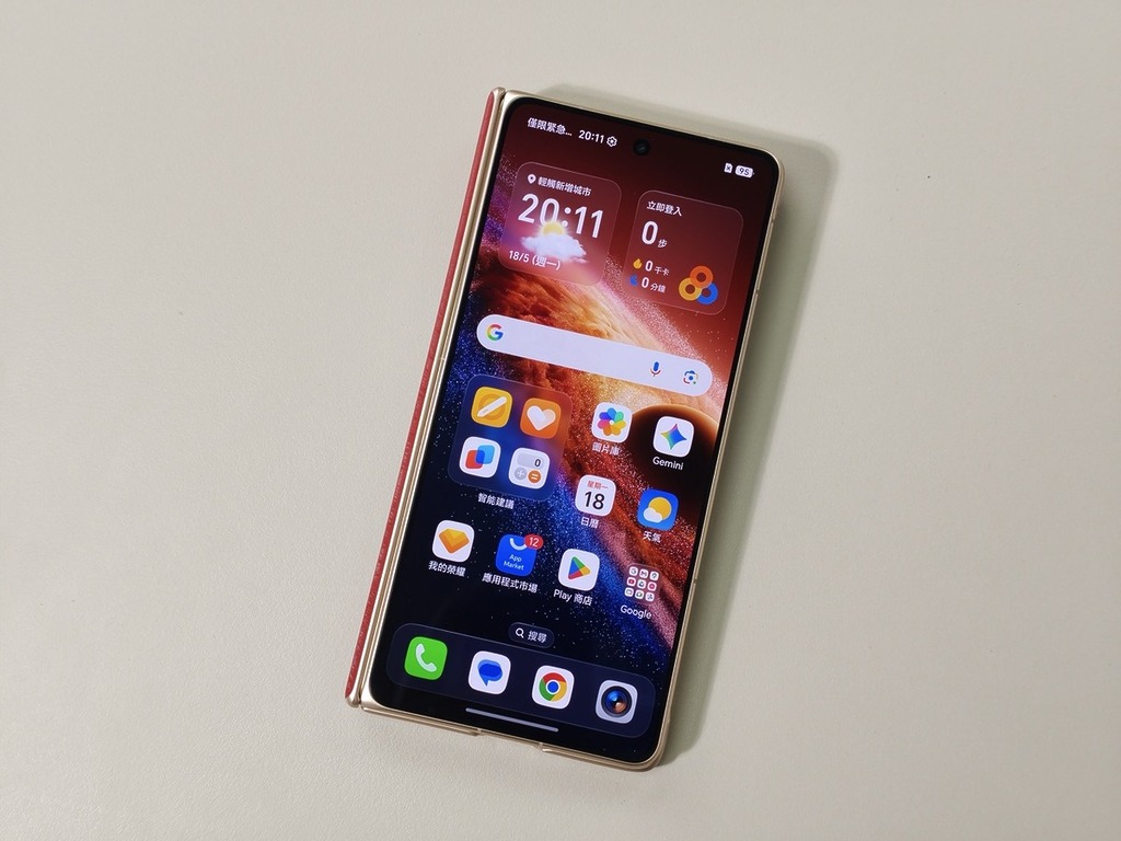 外屏採用 6.52 吋 OLED 屏幕，比例與傳統直板手機相若。