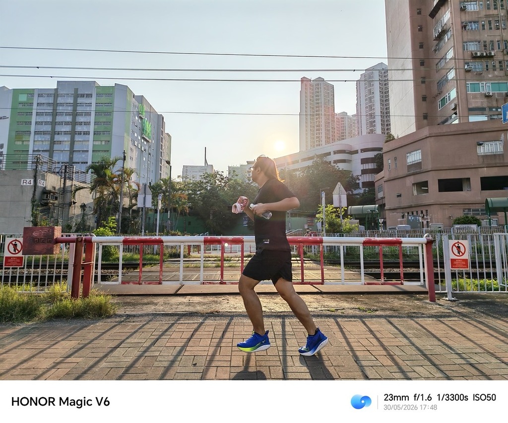 主鏡頭於 1 倍設定下拍攝，下午陽光照射呈現不錯畫質，而且緩步者的動感跑姿亦見清晰穩定。
