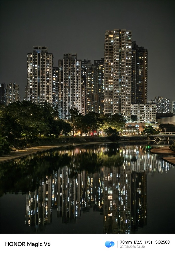 改以主鏡頭及 1 倍鏡頭設定拍攝，顏色氛圍感滿滿，亮度充足，細節亦同樣保留得非常多。