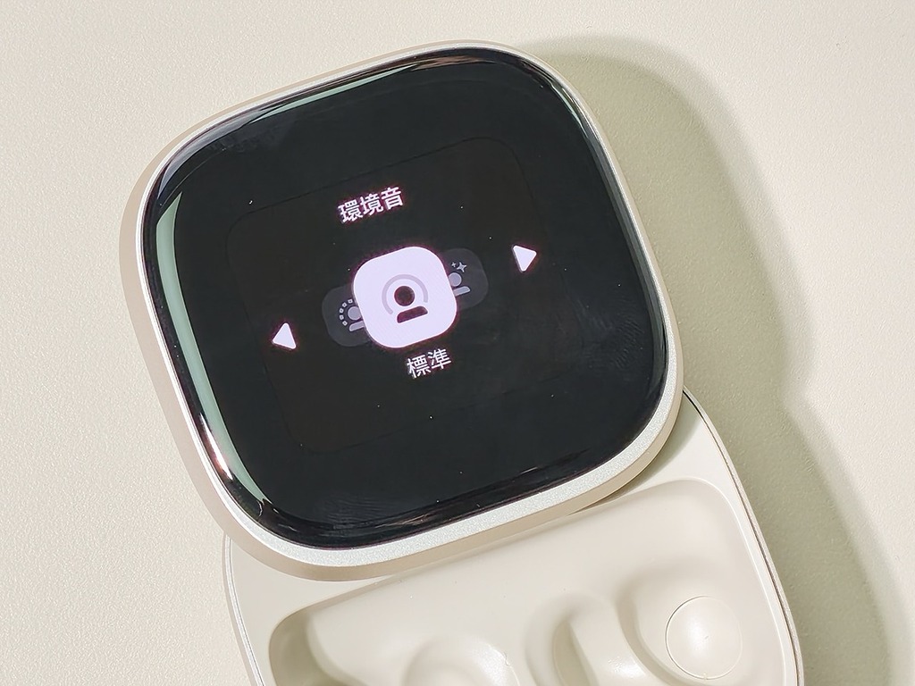 滑蓋式充電盒頂部設有 1.78 吋 AMOLED 彩色觸控屏幕，除了一般耳機設定外，更是其 AI 功能的重點操控介面。不過充電盒重量達 74g，有一點「份量」。