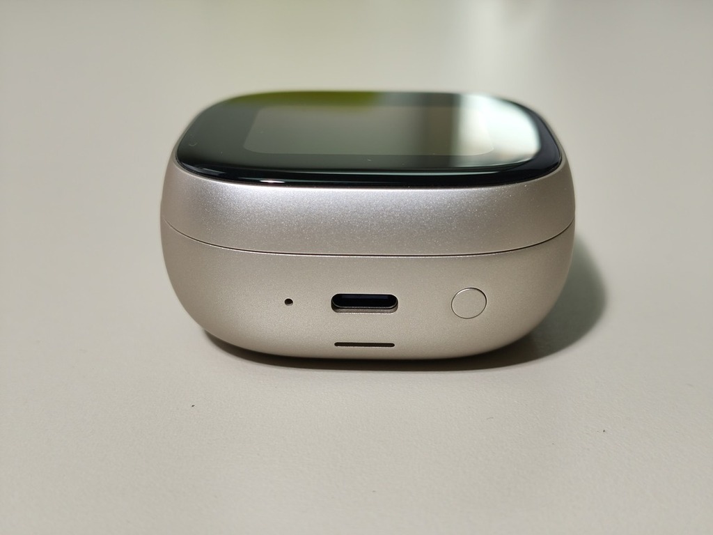 充電盒設有 USB Type-C 充電介面。