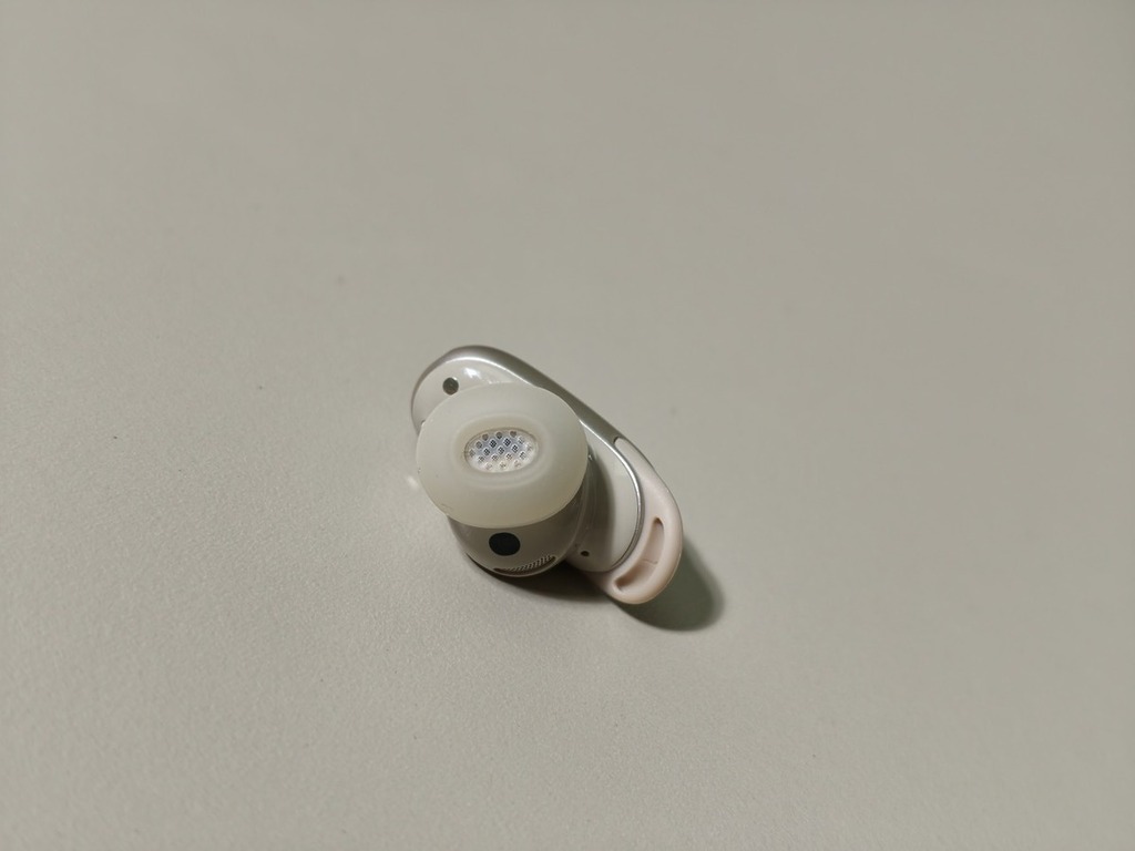 採用橢圓形耳膠，提升耳朵貼合度。