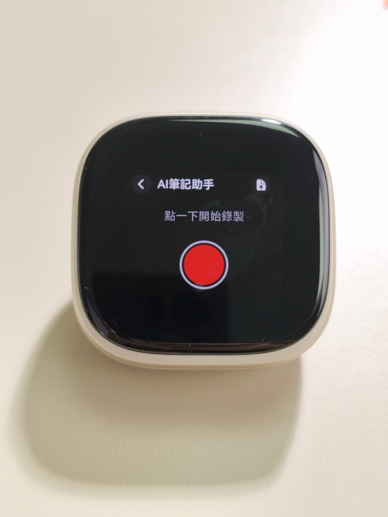 AI 筆記助手需要在充電盒上啟動和錄音。