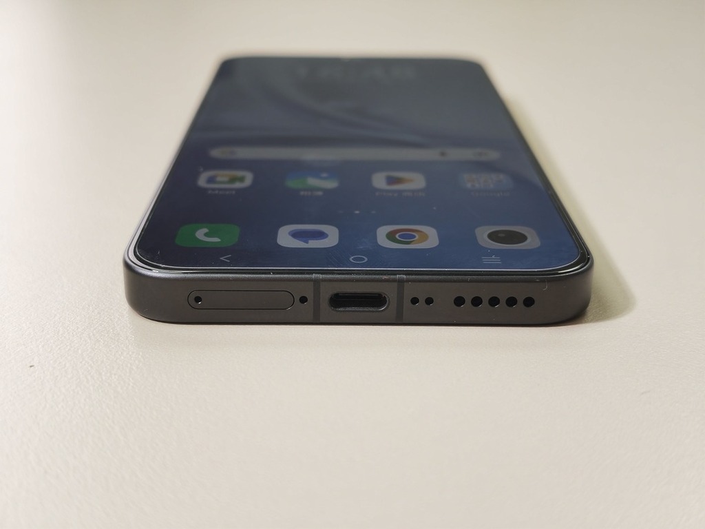 機身底部有 USB Type-C 介面及 SIM 卡槽。要留意其 USB Type-C 只支援 USB 2.0 速度，大量抄寫檔案會比較慢。