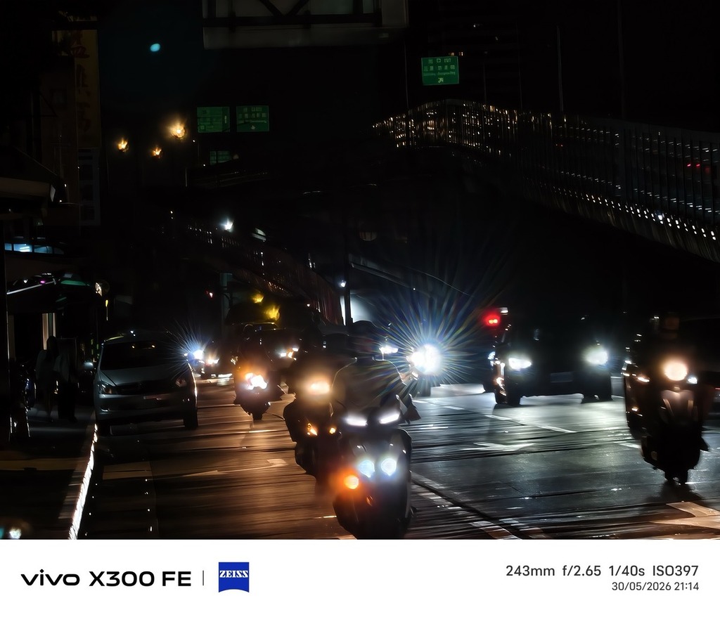 即使以 10 倍遠攝拍下黑夜馬路，黑位深邃卻極具動感，同時呈現耀眼的車頭燈光，動態範圍十分出色。