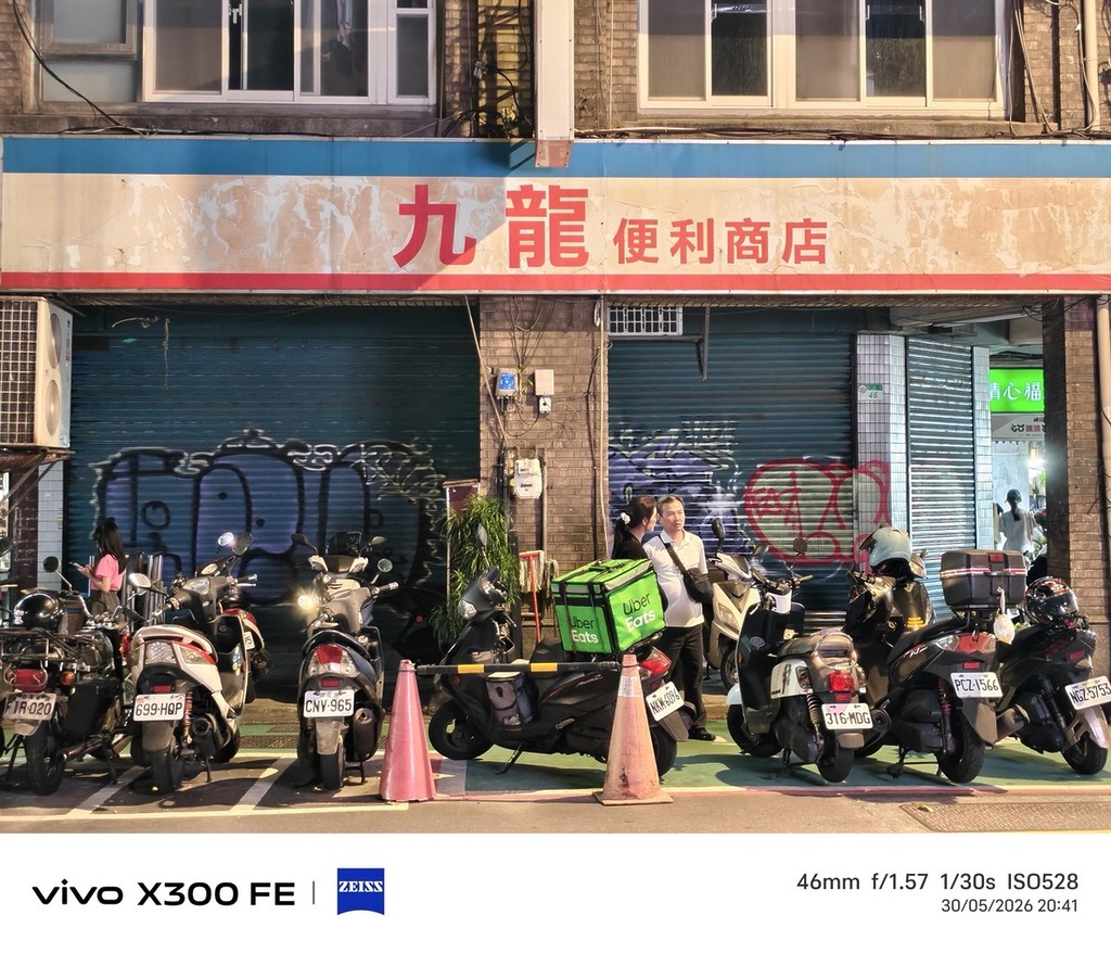 夜晚昏黃的街道店舖，色彩表現同樣無懈可擊