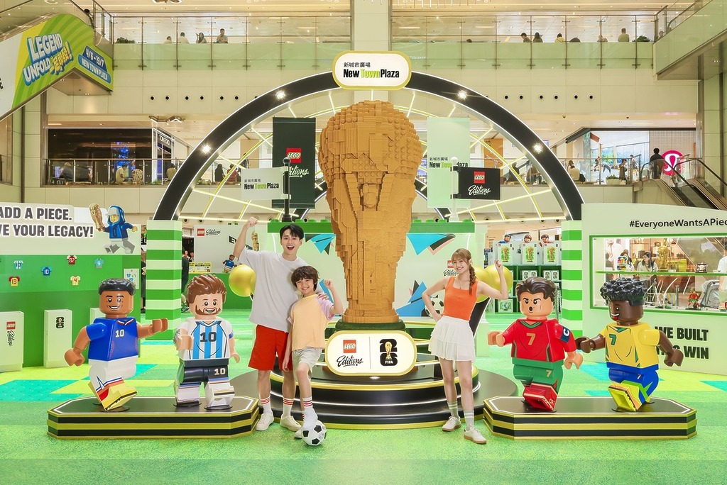3 樓中庭 LEGO《拼出足球傳奇》展覽暨期間限定店，有 3 米高巨型大力神盃裝置。