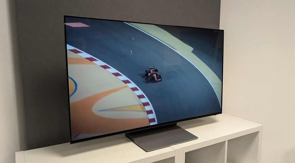 Samsung S90F 搭載了與旗艦級 S95F 同款的 NQ4 AI Gen3 處理器,能透過深度學習技術,能實時將低解像度(如舊的 YouTube 片、舊電影)模擬提升至接近 4K AI 銳利畫質。