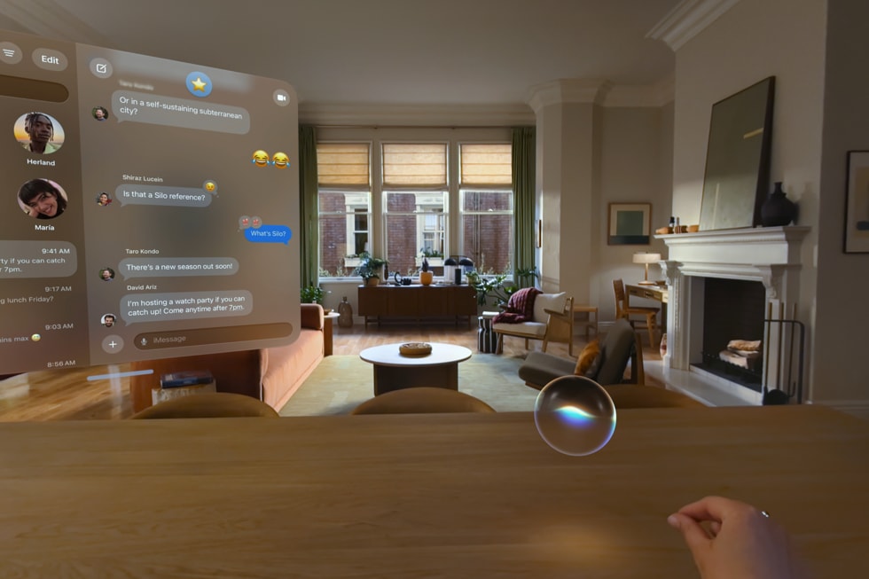 Siri AI 運用空間運算技術,提供 3D 視覺化功能,Apple Vision Pro 用戶可將其放置在空間中的任何位置,只需注視它並開始說話,即可喚醒 Siri。