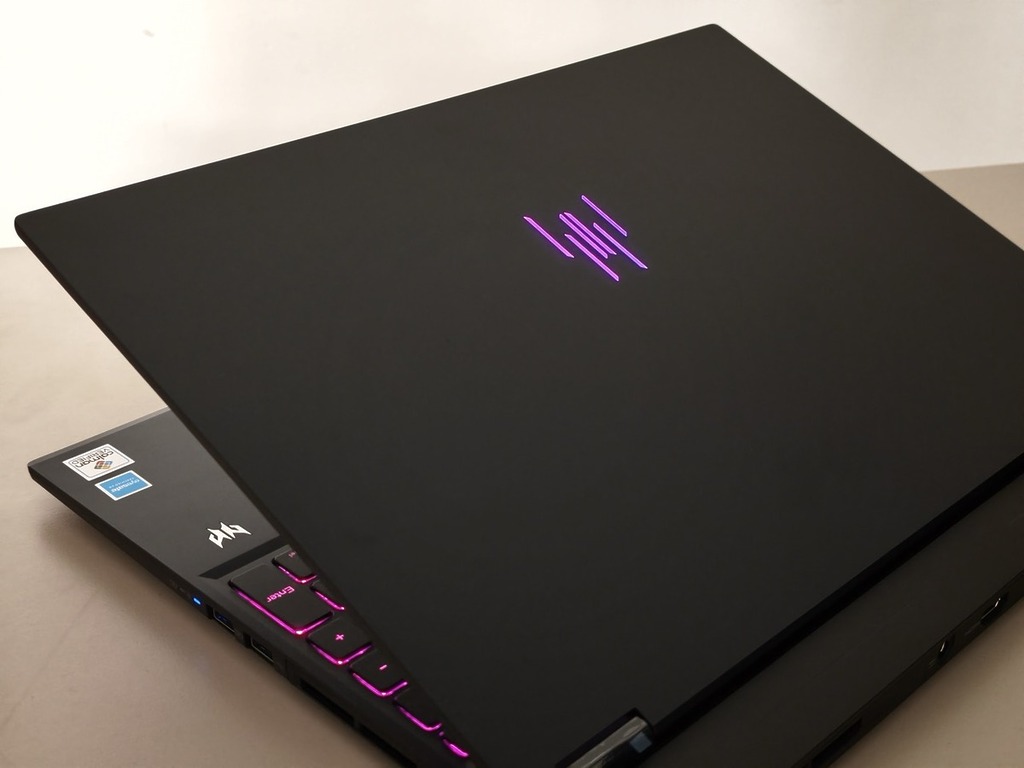 A 殼的發光 Predator Logo,低調突顯電競血統。