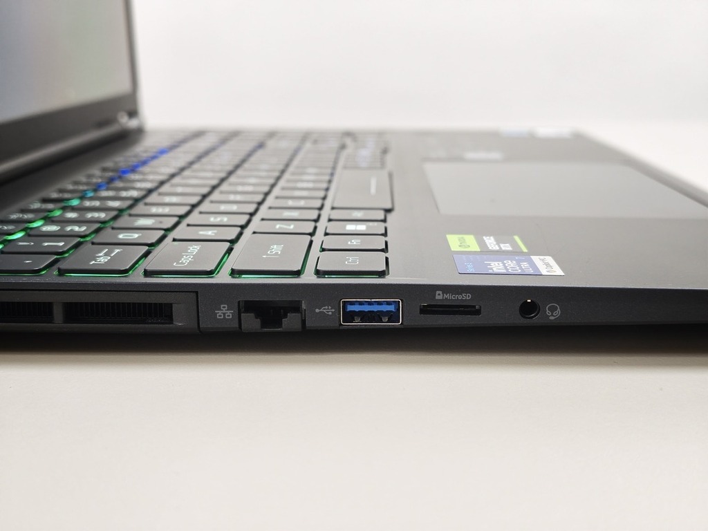 左方機身設有 Ethernet LAN RJ-45 網絡介面、USB Type-A、microSD 讀卡器及 3.5mm 耳機/麥克風插孔。