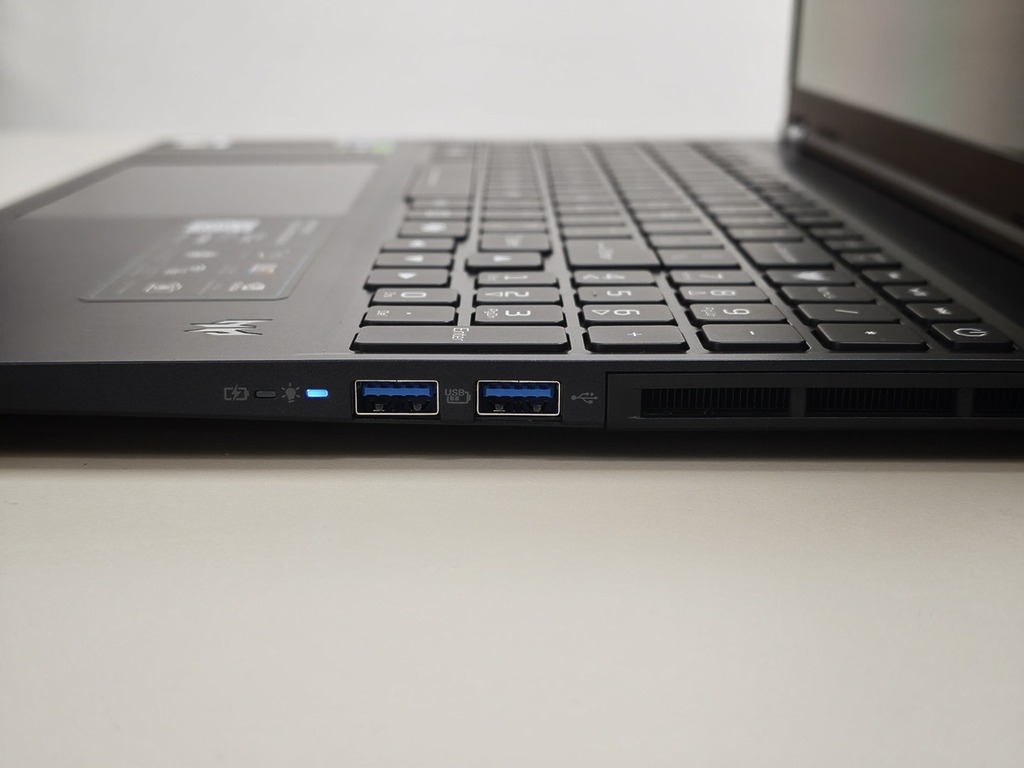 右方機身設有 2 個 USB Type-A。