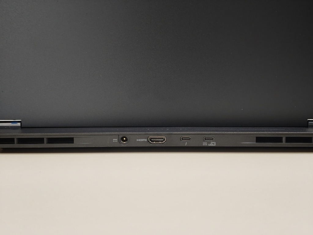 後方機身則設有 2 個 USB Type-C、HDMI 及電源介面。