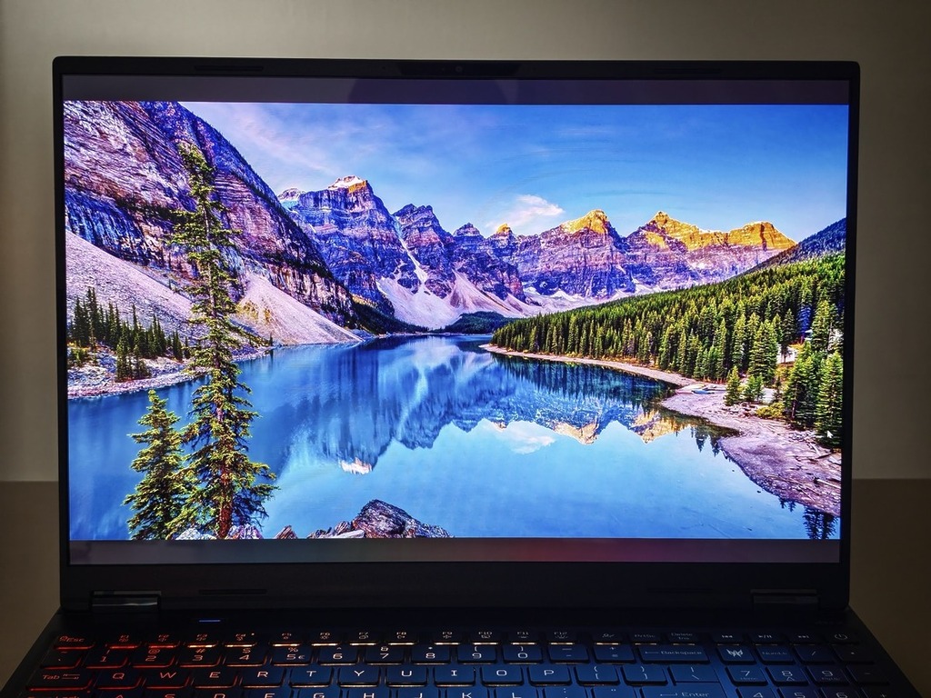 16 吋 OLED 面板的 Acer CineCrystal 鏡面屏幕,視覺效果通透而且色彩亮麗,更擁有電競級的 165Hz 刷新率及 1 毫秒超短反應時間。