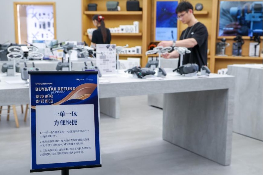 香港居民在法律上屬於境外旅客,在內地指定的退稅商店(如各大城市的萬象城、順電等授權零售商)購買,並在符合條件的口岸離境時,可申請境外旅客購物離境退稅。