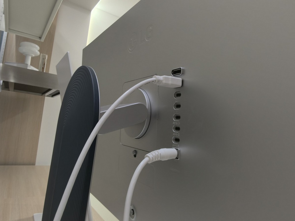 配備兩個 Thunderbolt 5 接口，支援 6K Daisy Chain 連接，以及 DisplayPort 2.1 和 HDMI 2.1 各一。