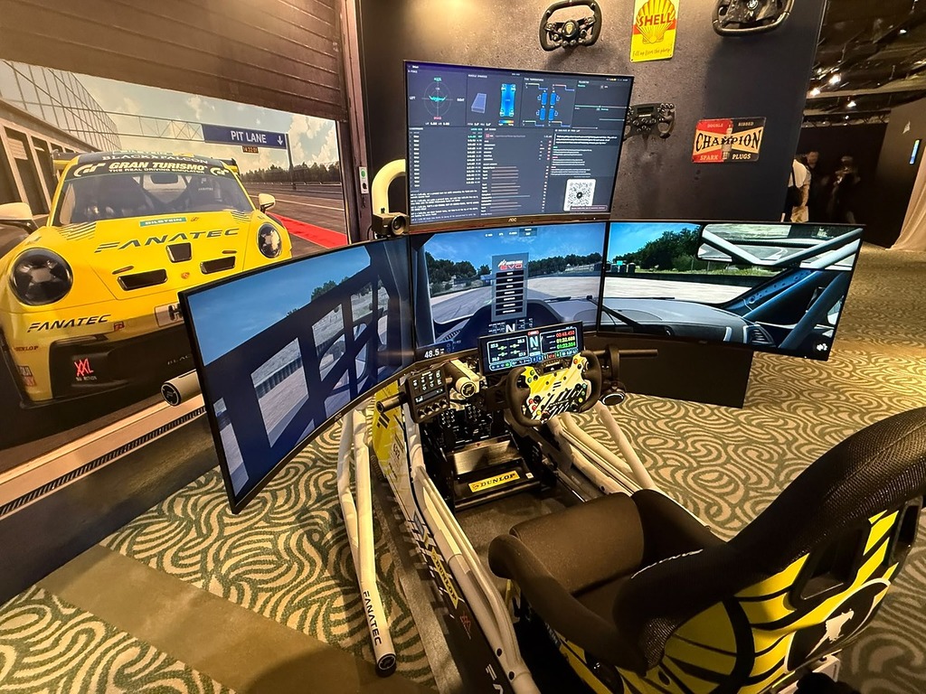 Fanatec 在 Computex 以一套完整的賽車模擬生態展示了 Corsair 的垂直整合實力。