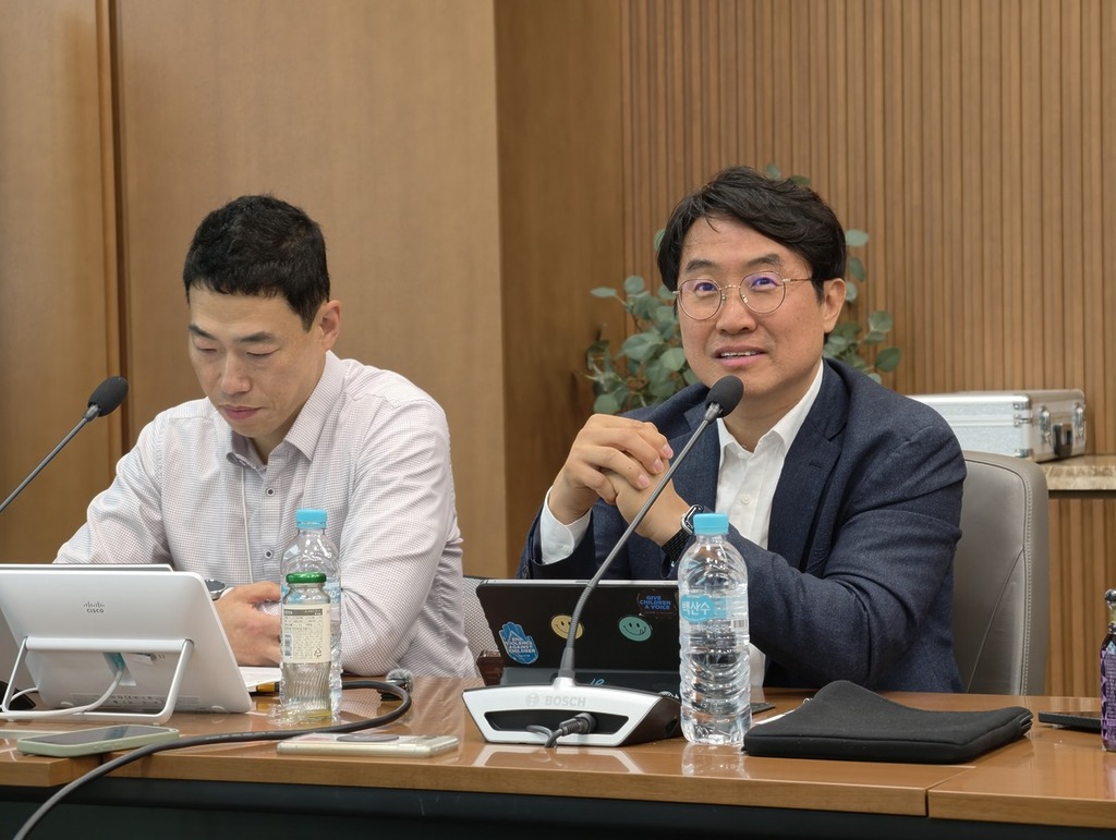 LG Display - Sang Hoon Lee (Professional, Large Display Product Planning Division)在場講述今年更多面屏細節。