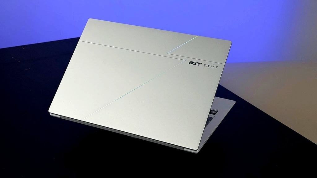 Acer Swift Go 14 AI 改用全新設計的鋁合金金屬外殼,上蓋加入細緻的雷射刻蝕 Swift 標誌,全機散發洗鍊的科技美學。