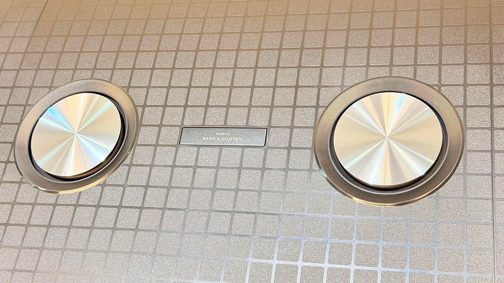 C7L 採用 Audio by Bang & Olufsen 的音響技術，並配備 Beosonic 圓形混音器功能