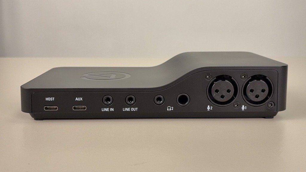 背面齊全XLR 大頭輸入及其他插口