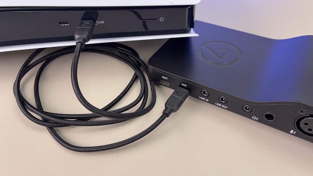USB-C Aux 連接另一設備作外置標準 USB 音效裝置，減少延遲及失真，可用於 PS5。