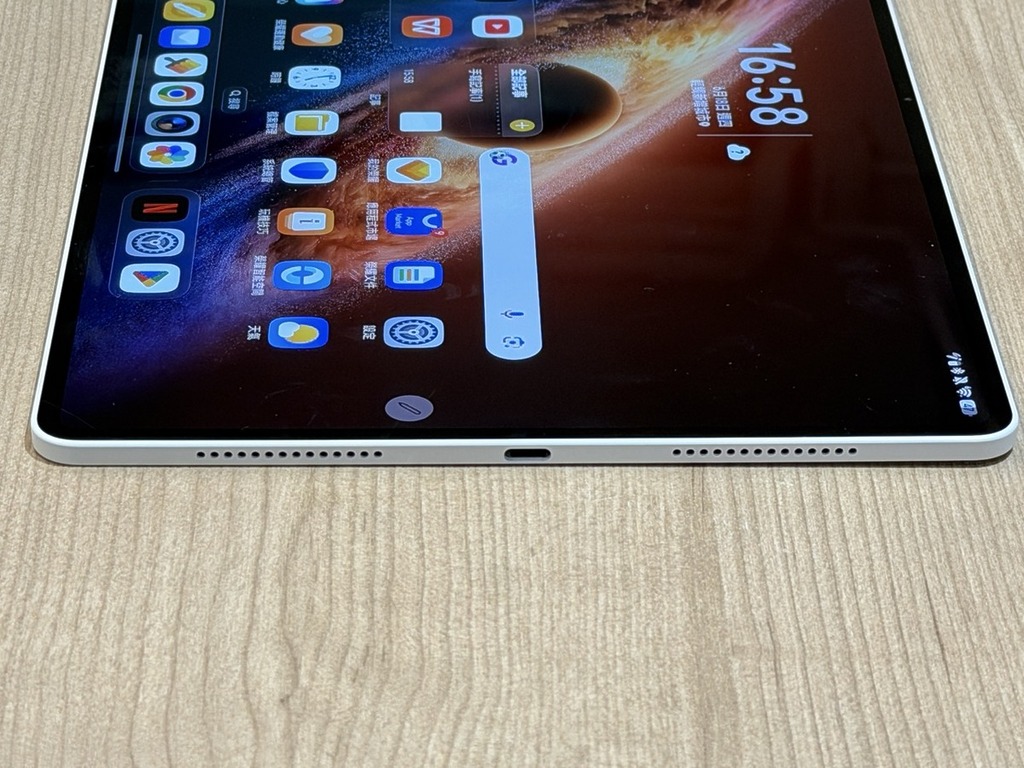 機身非常纖薄，只有 4.8mm，右側位置並設有 USB Type-C 介面，以及其中 2 組喇叭。