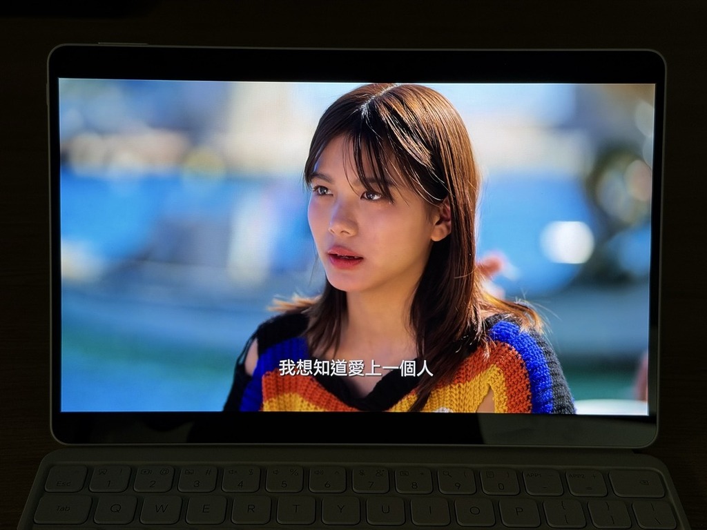 以 Netflix 播放戀綜《離線找真愛》，屏幕畫質非常鮮艷奪目，女生標緻的樣子、細膩髮絲及衣服的色彩完美呈現。