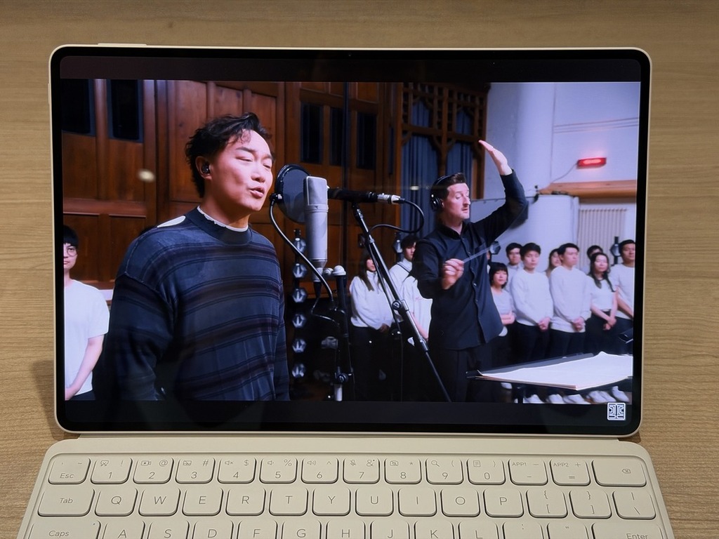 播放 YouTube 陳奕迅與 The Heritage Orchestra 合作的《K 歌之王 AIR (Day Version)》，發現 MagicPad 4 的 8 個高低頻陣列喇叭音質非常出色，音場更相當廣闊，Eason 雄厚的聲線與弦樂團的演奏恍如親臨演場般震撼。