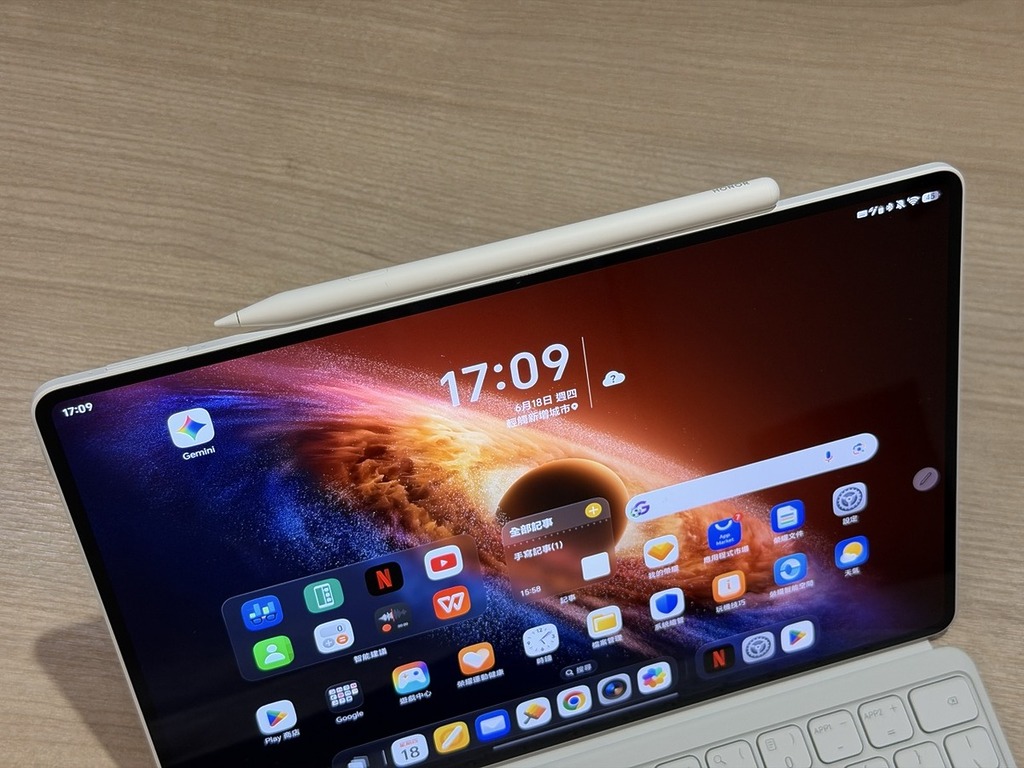 配合 Magic Pencil 4s 手寫筆及專屬 Smart Touch Keyboard 鍵盤套裝使用，手寫筆可磁吸附於機頂位置。