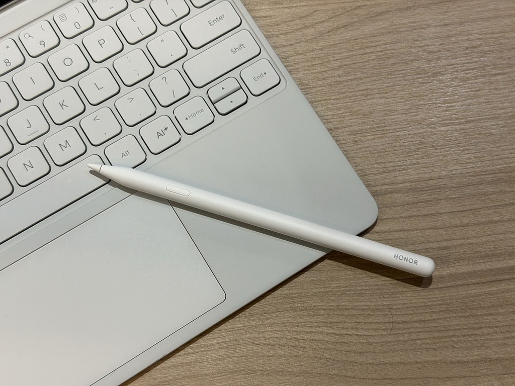 手寫筆亦能磁吸附於 Keyboard 手枕位。
