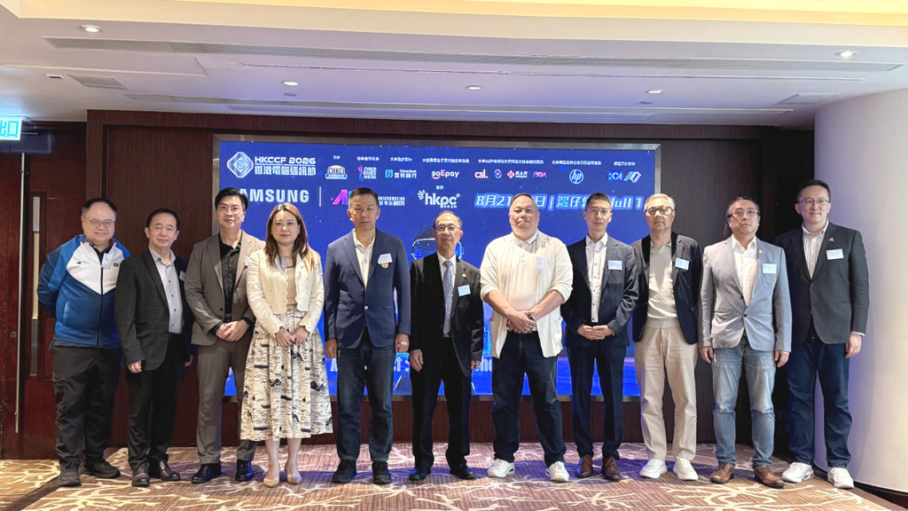 (左起)中國香港電競總會名譽會長陳龍盛先生、香港資訊科技聯會副會長兼秘書長陳煒國先生、Samsung Senior Director, Head of Enterprise
Business, Enterprise Business Group Mr Tony Cheong、香港生產力促進局首席市場總監兼新世代企業及技能
發展部總經理馮嘉寶女士、香港電腦商會上任主席洪英峯先生、香港電腦商會副主席梁定球先生、香港電腦商會主席許健生先生、富邦銀行(香港) Senior Vice President, Head
of Digital Banking, Data & Payment Card Division Mr Ricky Ng、SoePay 首席顧問柯景生先生、香港電器及電子設備回收協會 副會長李偉倫先生、香港科技創新促進組會長創會會長張詩翱先生。