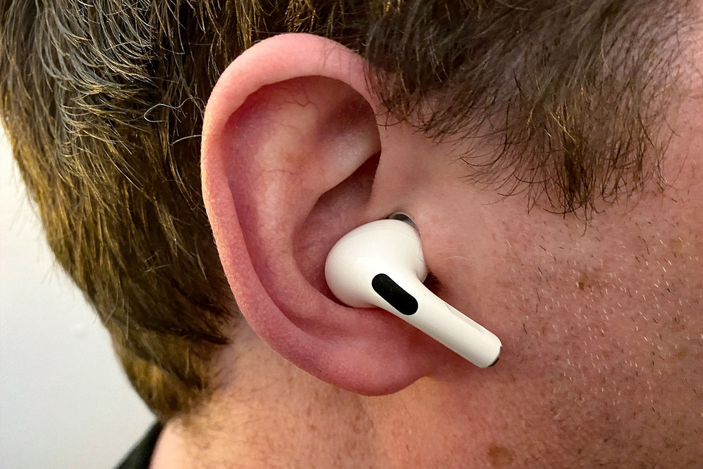 如果 Apple 的 Visual Intelligence 能利用 AirPods Pro 的鏡頭,將讓 AirPods 從純音訊裝置進化為具視覺感知能力的智慧配件。