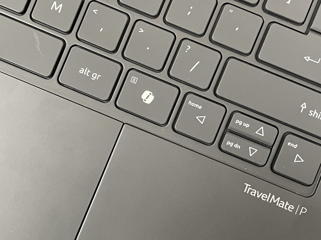 設有 Copilot 專屬按鍵，符合 Windows 11 Copilot+ PC 標準。